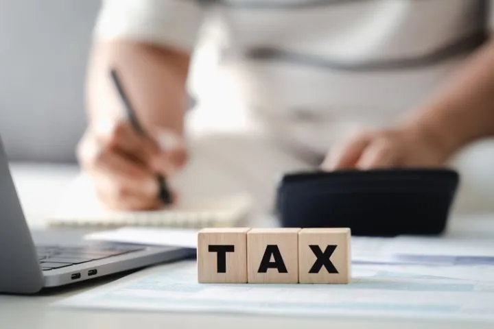 TAXと書かれたブロックが並んでいる画像