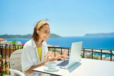海外ノマドワーカーの基礎知識!稼ぎ方や仕事内容・生活費について解説