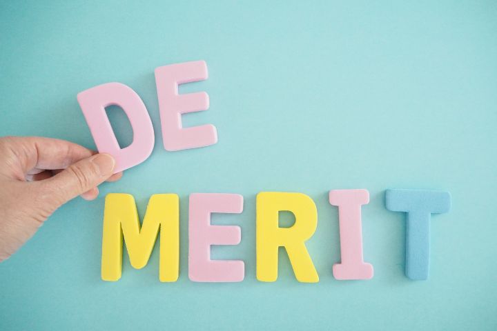 ＤＥＭＥＭＥＲＩＴと書かれた文字をのＤを持っている手元の画像
