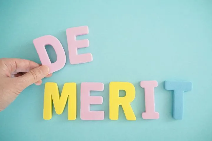 ＤＥＭＥＭＥＲＩＴと書かれた文字をのＤを持っている手元の画像
