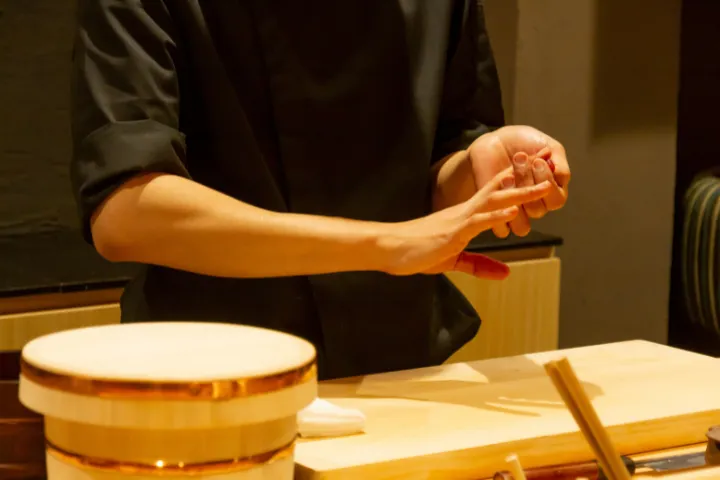寿司を握る職人の手元の画像