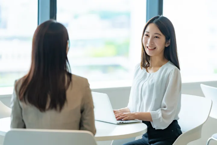 転職サービスを利用する女性の画像
