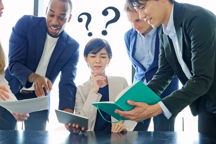 外国語がわからなくてクエスチョンマークを頭に浮かべる女性のイメージ