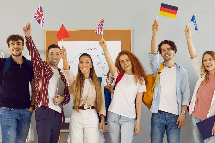 自分の国の国旗を掲げる人々