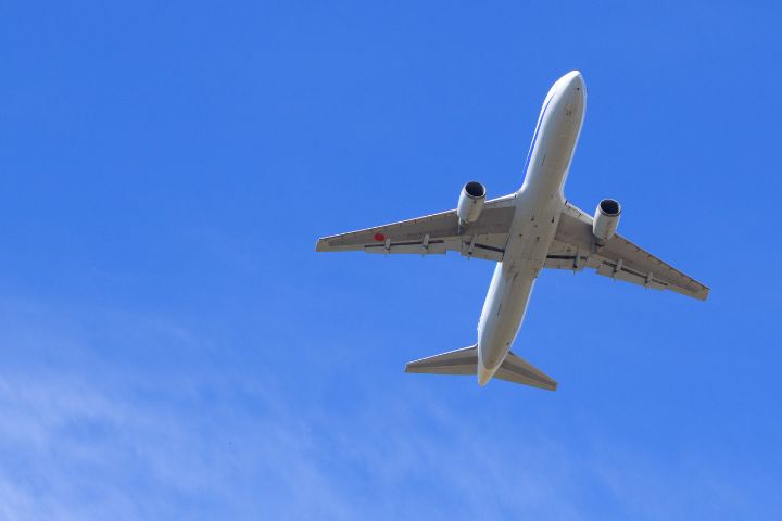 飛行機と青い空の画像
