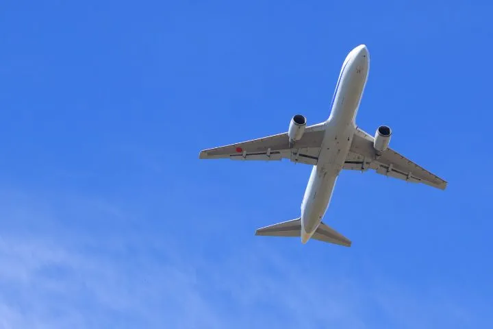 飛行機と青い空の画像