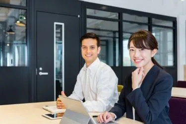 海外で働ける仕事は？理系・文系それぞれの職種や業界を解説