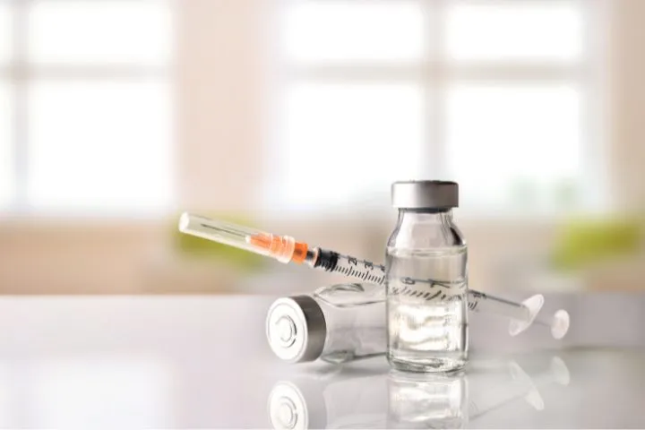 ワクチンと注射器の画像