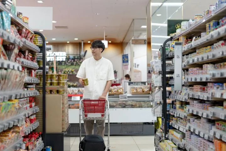 スーパー内で買い物をしている様子