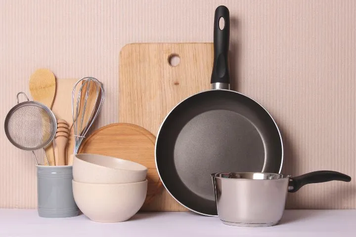 フライパンや食器の画像