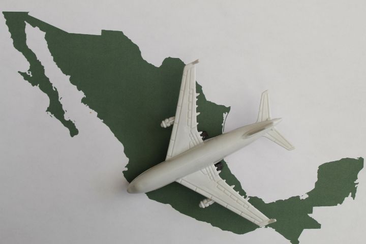 メキシコの地図と飛行機のイメージ