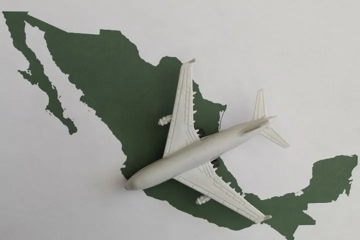 メキシコの地図と飛行機のイメージ