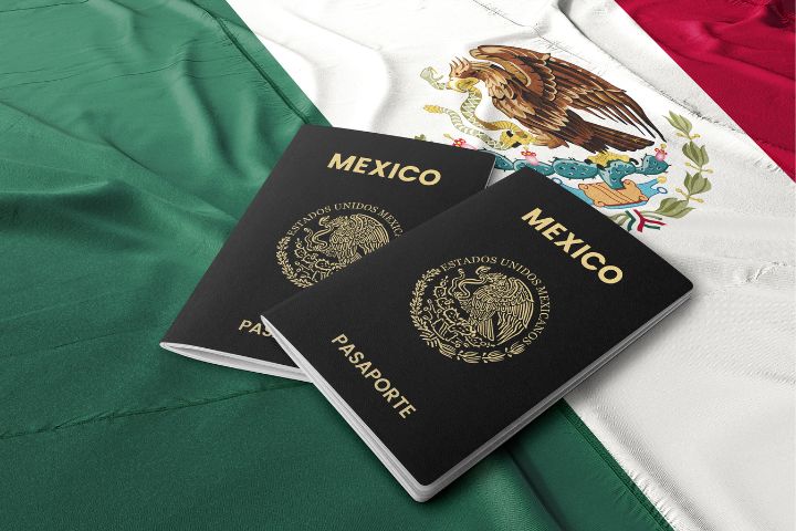 メキシコ国旗とパスポートの画像