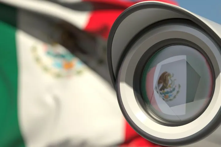 メキシコ国旗と監視カメラのイメージ