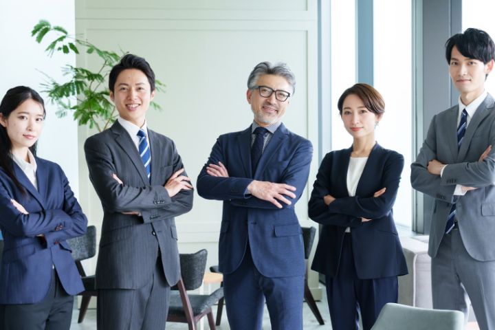 老若男女のビジネスパーソンの画像