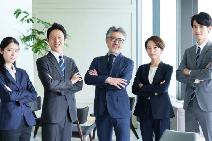 老若男女のビジネスパーソンの画像