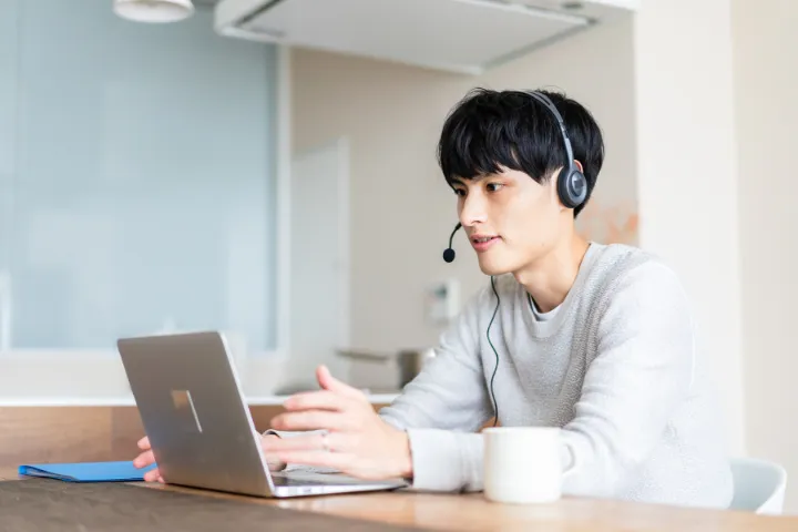 自宅でリモートワークをする男性