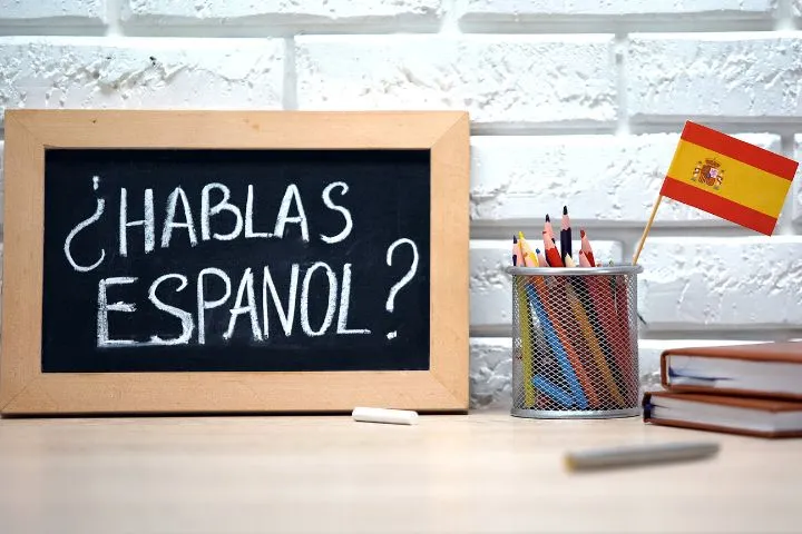 スペイン語が書かれたボードのイメージ