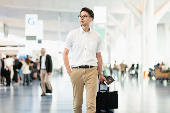 空港を歩く男性のイメージ