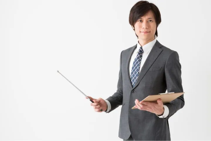 指示棒を持つ男性教師のイメージ