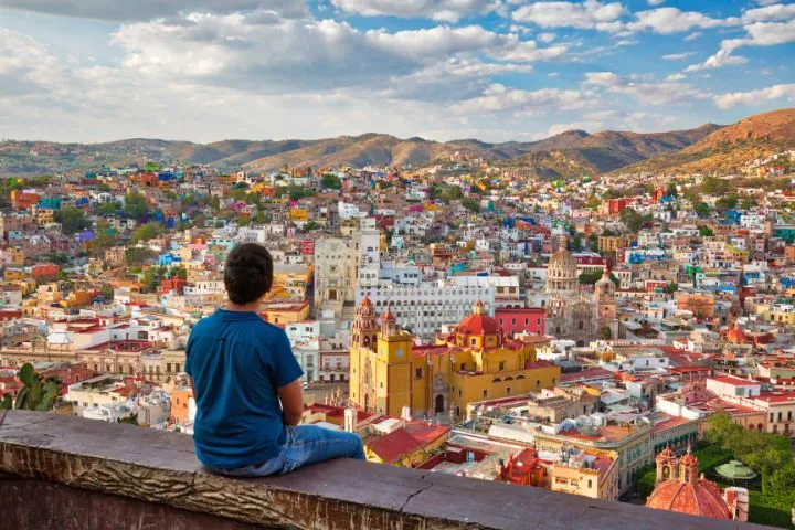 メキシコの景色を眺める人の後ろ姿