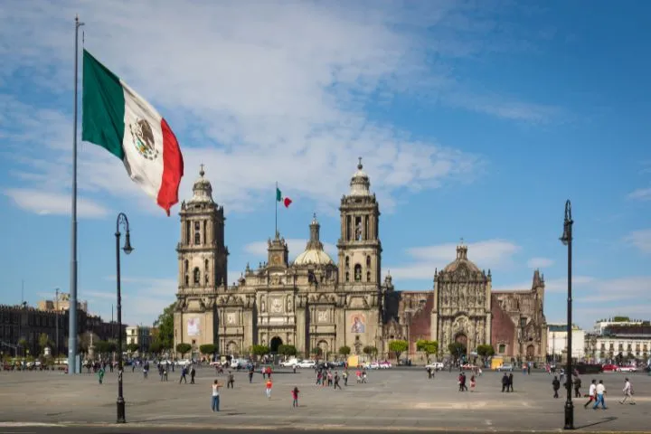 メキシコ国旗と街並みのイメージ