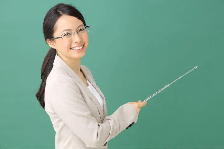 指示棒を持った女性教師のイメージ