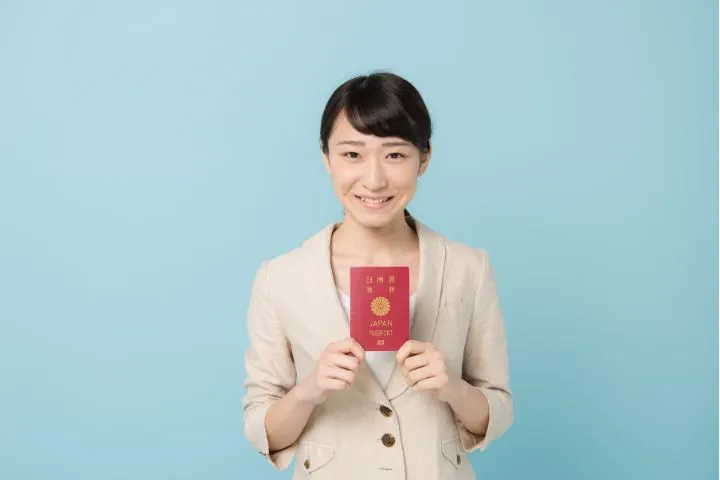 パスポートを持つ女性の画像