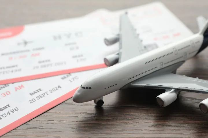 飛行機と航空券の画像