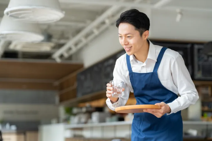 カフェで働く日本人男性の画像