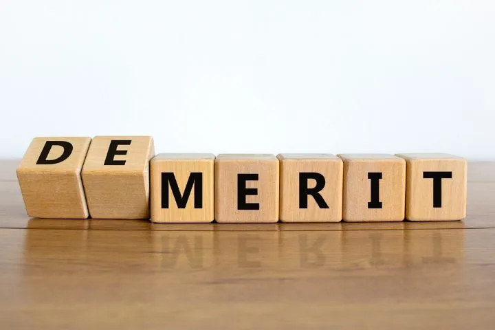 DEMERITと書かれた木製ブロックの画像