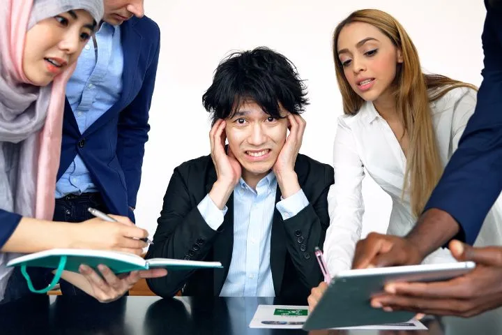 困っている男性のイメージ