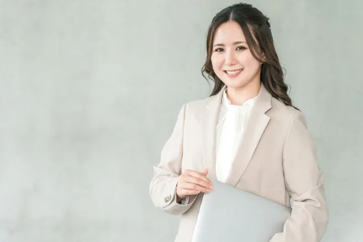 スーツ姿の笑顔の女性の画像