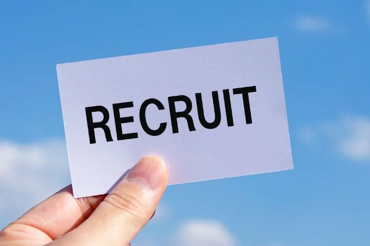 RECRUITと書かれた紙と青空の画像