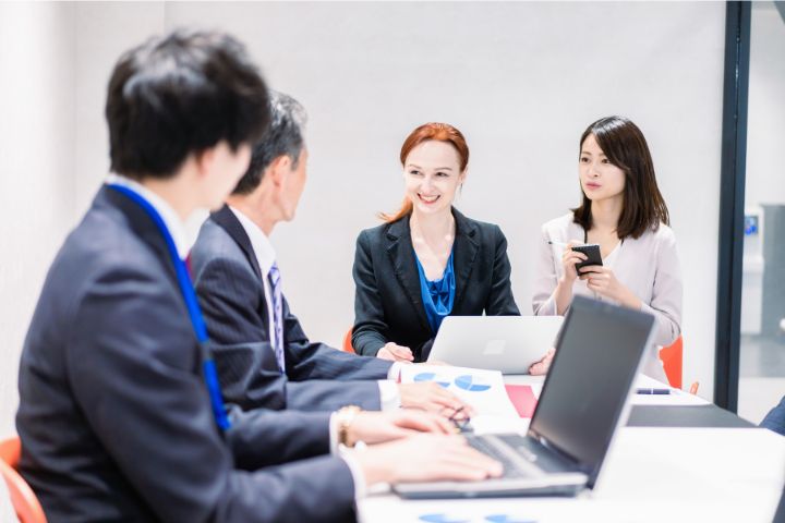 外国人のビジネスウーマンと打ち合わせをする画像