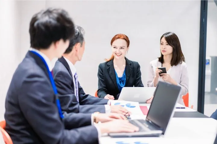 外国人のビジネスウーマンと打ち合わせをする画像
