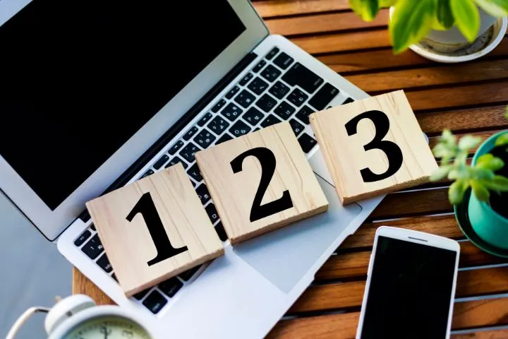 1、2、3、と数字が書かれた木製ブロック