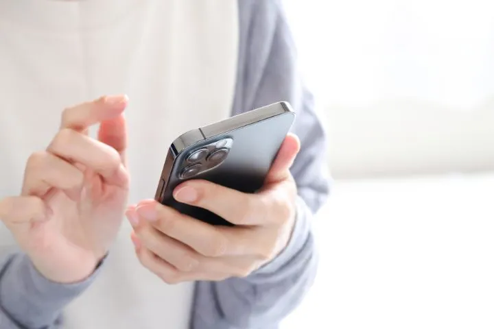 手にスマホを持っている様子