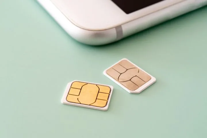 スマホとSIMカードの画像