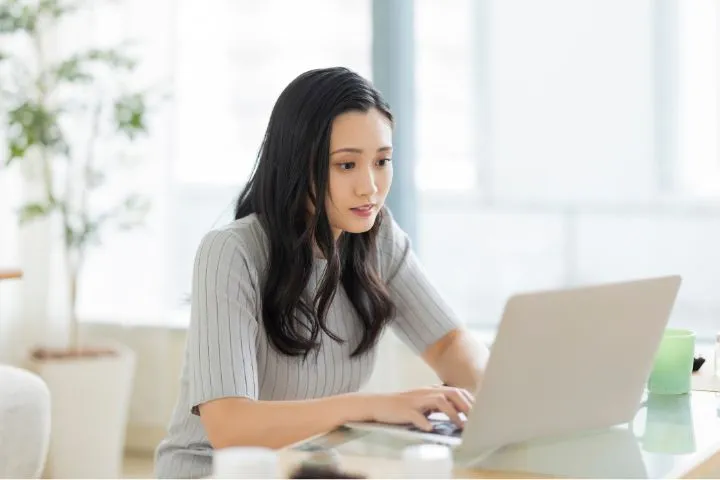 女性がPCを操作している様子