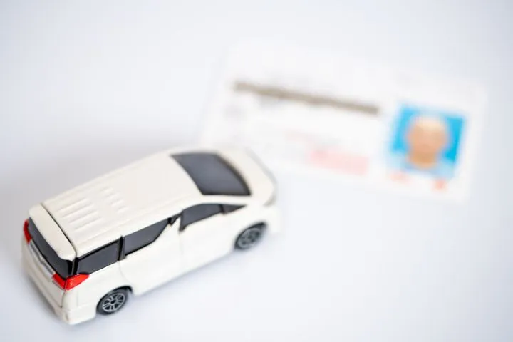 車と免許証の画像
