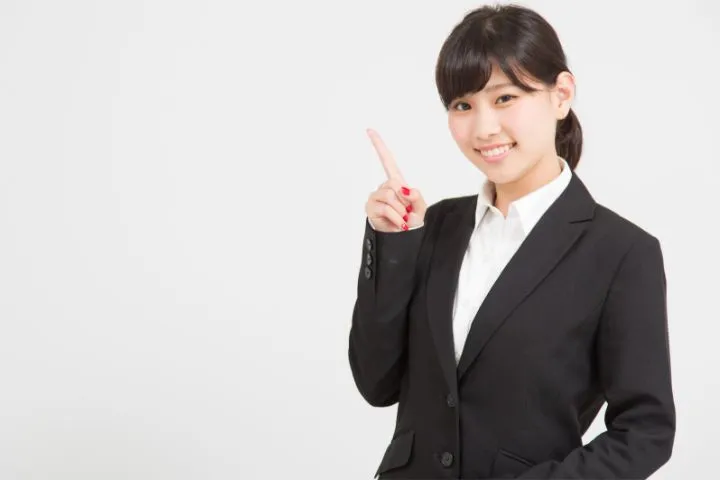 人差し指を立てる女性の画像