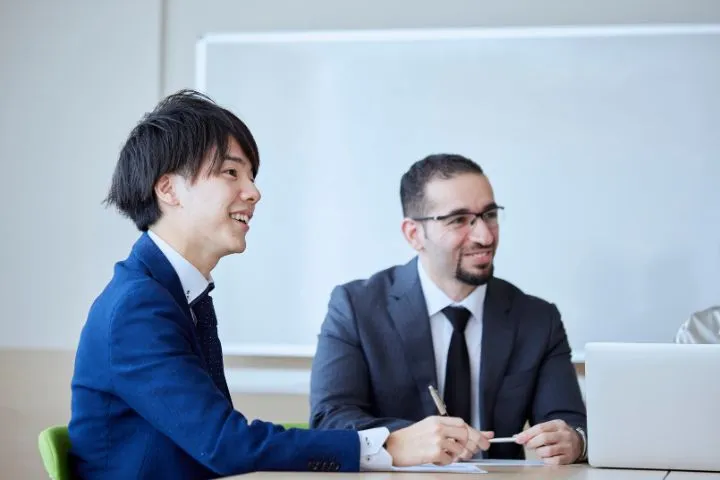 オフィスで会議をしているイメージ