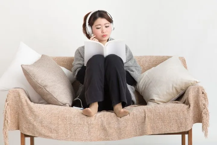 リスニングで勉強しているイメージ