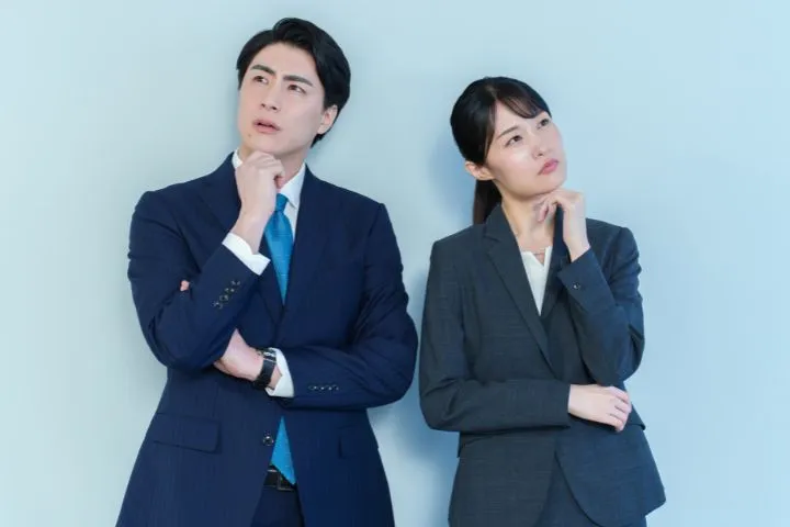 考え事をしているビジネスパーソンのイメージ