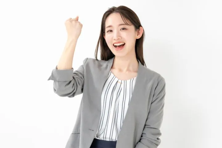 ガッツポーズをしている女性の画像