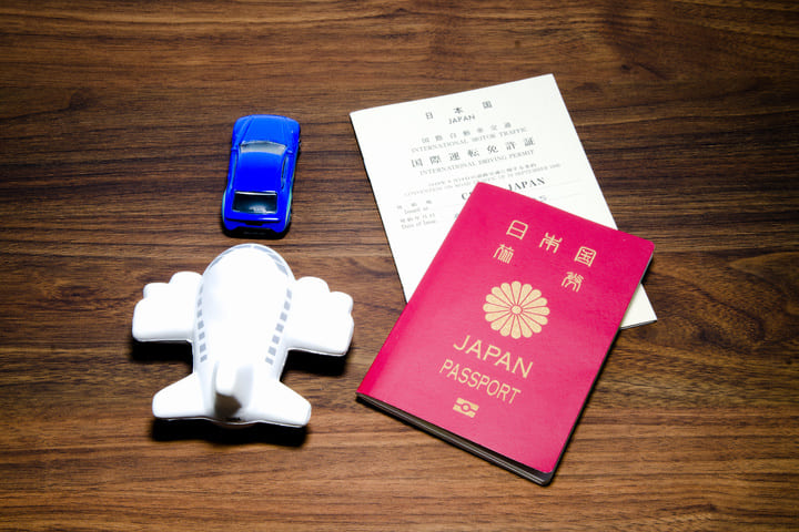 パスポートと飛行機の模型画像