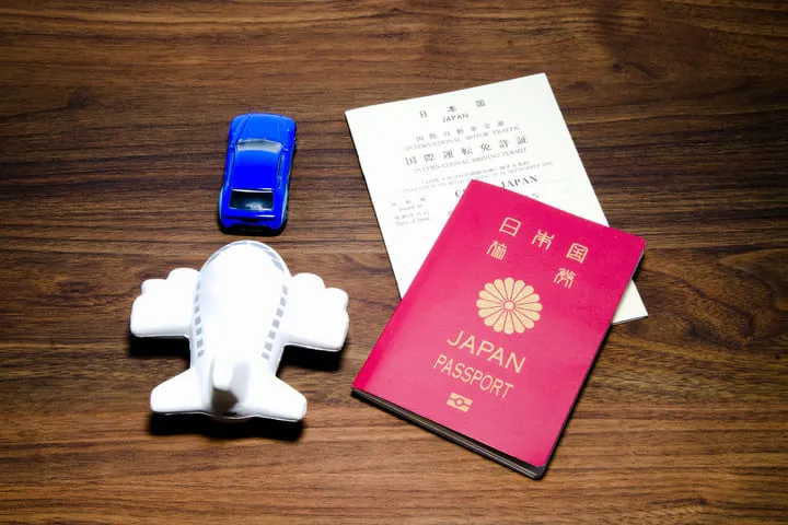 パスポートと飛行機の模型画像
