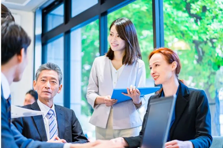 海外で働く若い女性のイメージ