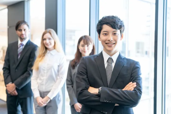腕を組み笑顔の日本人男性のイメージ